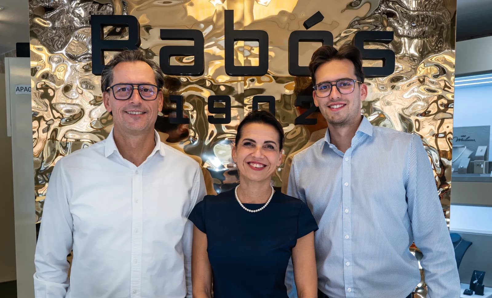 A Babós család a Babós 1902 fal előtt