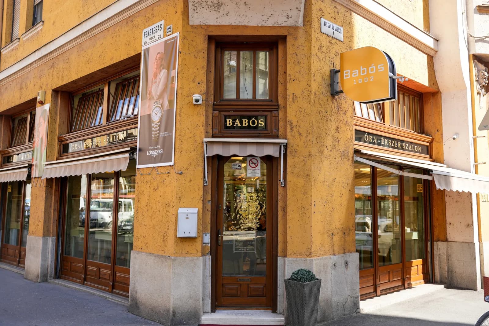 A szegedi Babós óra-ékszer szalon a Kígyó utca sarkán